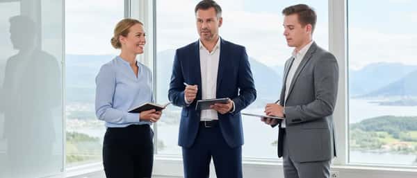 Norsk regnskapsfører og klient gjennomgår finansielle dokumenter på et skandinavisk kontor