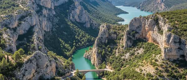 Norsk tannlege i blå uniform konsulterer med pasient i moderne klinikk i Oslo
