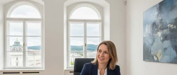 Arbeitsrechtsanwältin berät einen Mandanten in einer Wiener Kanzlei