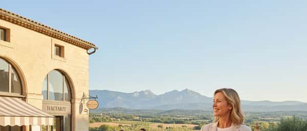 Frau sitzt entspannt im Wartezimmer einer modernen Hautarztpraxis in Deutschland