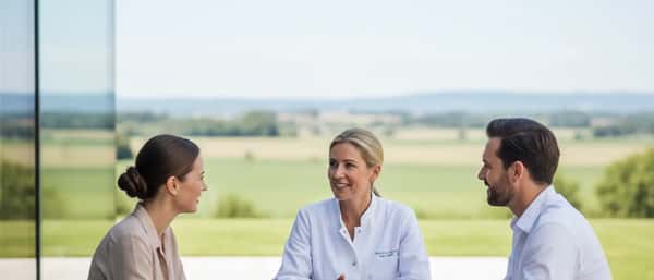 Mulher portuguesa a consultar um médico numa clínica moderna em Lisboa