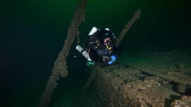 Plongeur explorant une épave sous-marine, illustration des risques de la plongée technique en eaux profondes