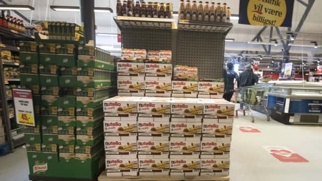 Vasetto di Nutella Ferrero su sfondo scuro, prodotto del Gruppo Ferrero