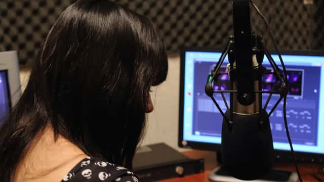 Estúdio de rádio com microfone e mesa de trabalho