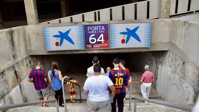 Camp Nou du FC Barcelone lors d'un match, illustrant le paradoxe revenus-dette du club catalan en 2026