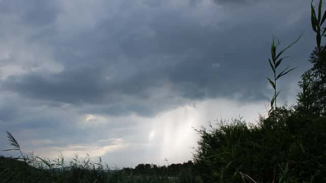 Gewitterwolken über dem Wallersee in Österreich mit dramatischer Lichtstimmung
