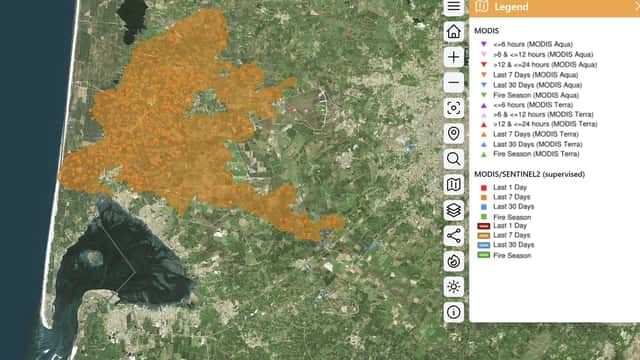 Satellietopname van een grote bosbrand in Europa, vergelijkbaar met de kroonbrand in De Rosmolen bij Oostrum op 3 augustus 2026