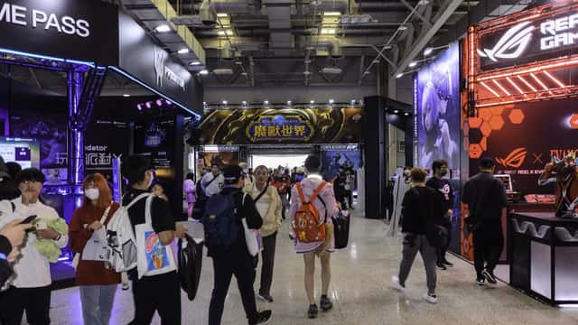 Gaming-opsætning med Acer Predator-computer og WoW-reklame på gamingmesse