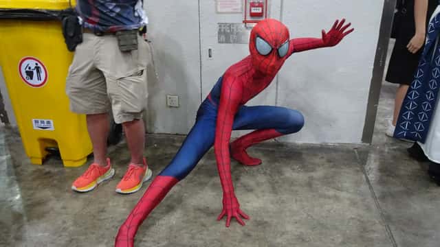 Cosplayer disfrazado de Spider-Man en evento temático celebrando el Día del héroe arácnido