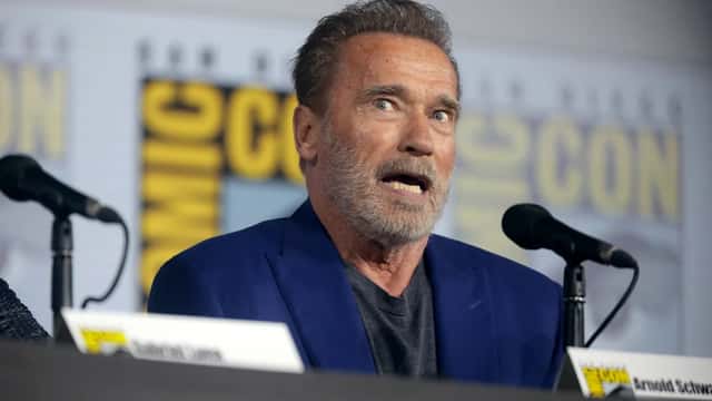 Arnold Schwarzenegger, der har gennemgået tre hjerteoperationer og fået en pacemaker i 2026