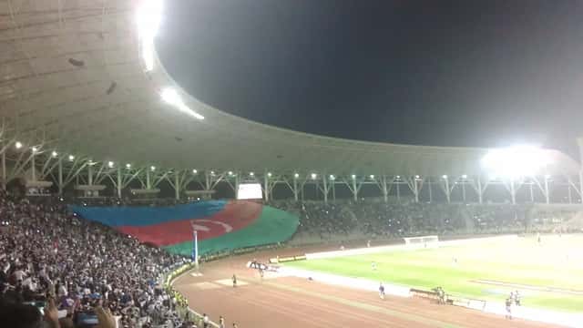 Supporters avec drapeau lors d'un match de l'UEFA Europa League dans un stade
