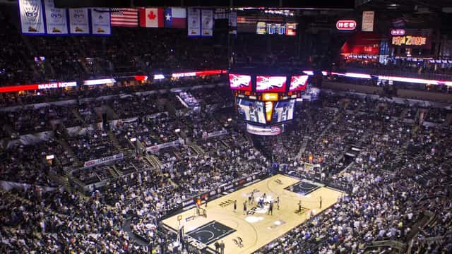 Partida dos playoffs da NBA entre San Antonio Spurs e Dallas Mavericks na arena