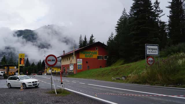Fernpass-Rastplatz in Tirol, Österreich mit Blick auf die Bergstraße B179