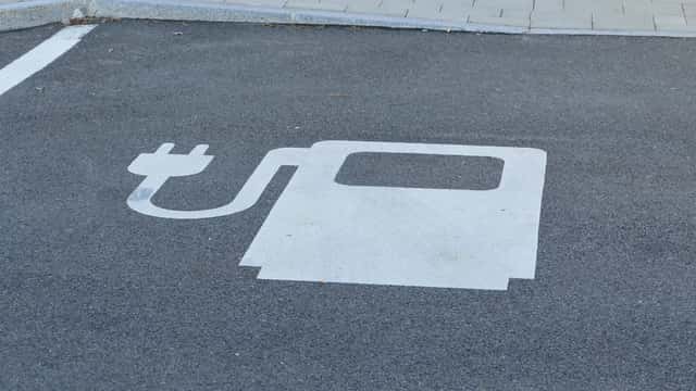 Elektroauto-Ladestation in Deutschland – Symbol für die neue E-Auto-Generation mit dem Škoda Epiq