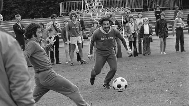 Rivelino em ação no treino da Seleção Brasileira na Copa do Mundo de 1974