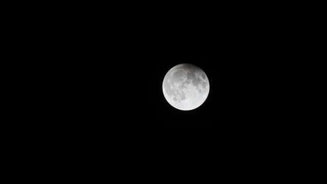 La Luna quasi completamente oscurata durante l'eclissi lunare parziale del 28 agosto 2026