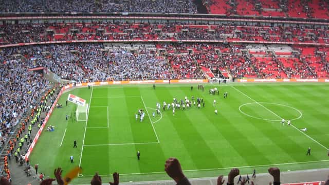 Supporters après le coup de sifflet final du derby de Manchester à Wembley, tribunes en effervescence émotionnelle