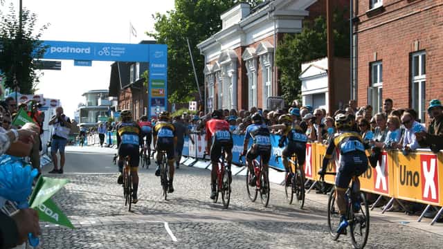 Cyklister ved finishlinjen under Tour of Denmark 2021 med folkemasser langs ruten
