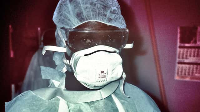 Infirmière en équipement de protection individuelle lors d'une épidémie d'Ébola