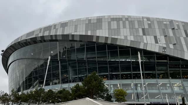 Tottenham Hotspur Stadium ulkoa kuvattuna syksyisellä päivällä