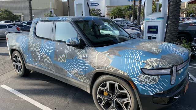 Vehículo eléctrico Rivian en un centro comercial en California