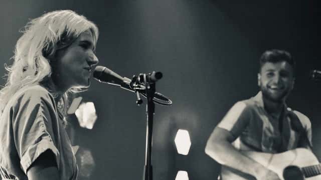 Suzan en Freek op een muziekpodium