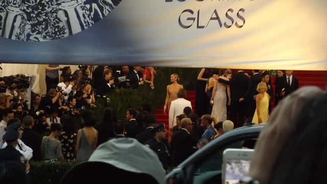 Røde løber ved Met Gala med ekstravagante modeskabelser og gæster