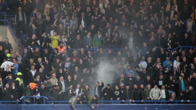 Supporteurs de Chelsea et Tottenham dans les tribunes de Stamford Bridge, derby de Premier League