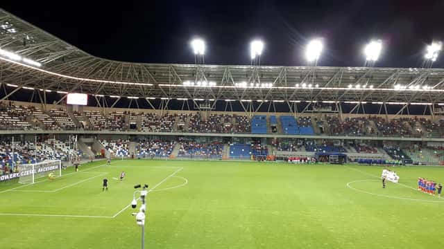 Twee kleine Europese voetbalclubs in UEFA-kwalificatieduel, symbool voor clubs als FC Noah