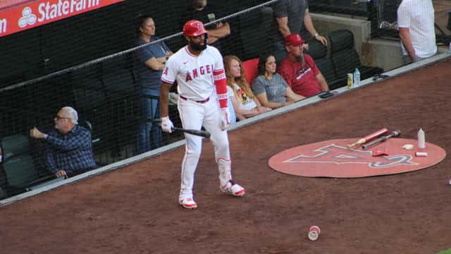 Jo Adell, jardinero de los Cleveland Guardians, en acción durante un partido de la MLB 2026