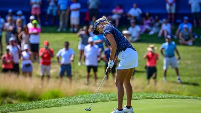 Golfare i aktion vid ett PGA Championship, koncentration och precision i fokus
