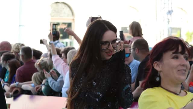 Veronica Fusaro sur scène lors de la 2e demi-finale de l'Eurovision 2026 à Vienne interprétant Alice