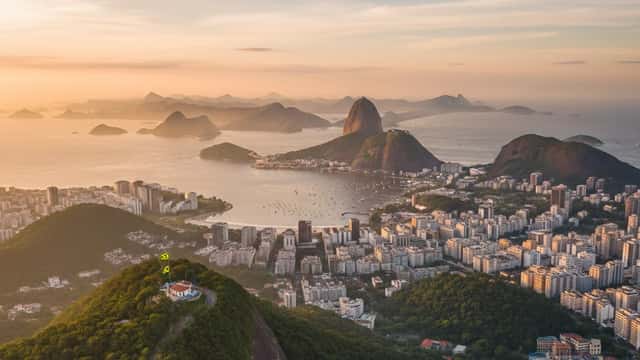 Mãe brasileira preocupada com bebê em sala de espera de hospital pediátrico em São Paulo