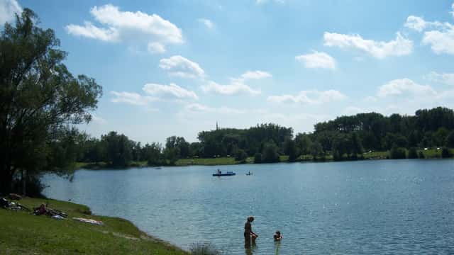 Blick auf den Pleschinger See in Steyregg bei Linz, Oberösterreich
