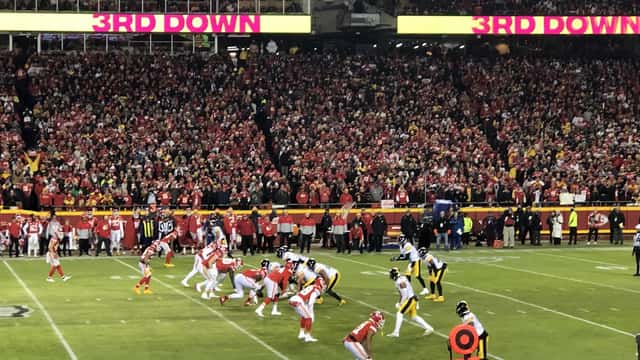 Jugadores de los Pittsburgh Steelers en el campo durante los playoffs Wild Card