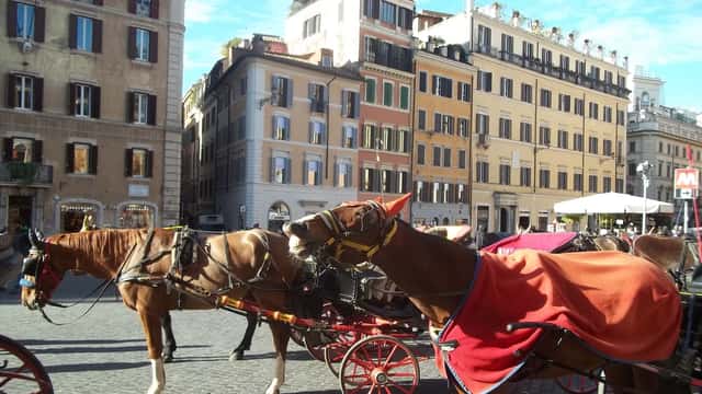 Scalinata di Piazza di Spagna a Roma, luogo evocato nella poesia di Cesare Pavese scelta alla Maturità 2026