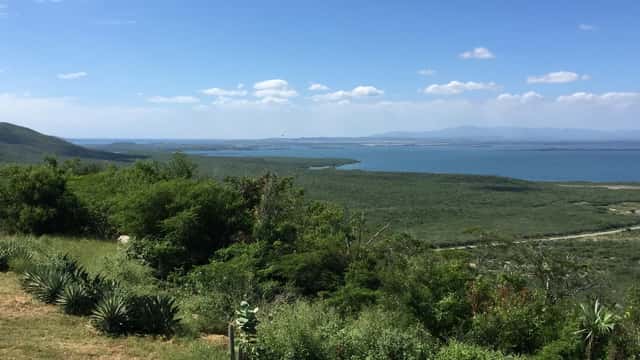 Vue aérienne de la baie de Guantanamo, Cuba, site du centre de détention militaire américain
