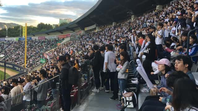 Aficionados de béisbol coreano en el estadio Jamsil de Seúl durante un partido de la KBO