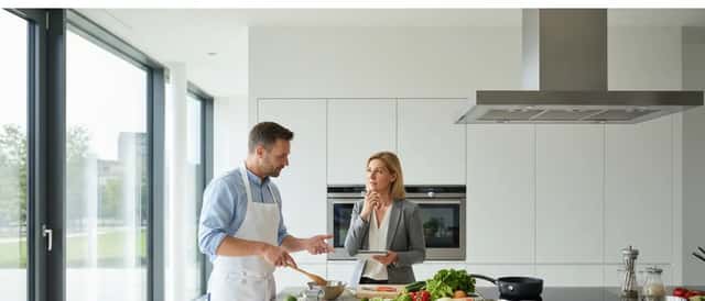 Ernährungsberater erklärt gesunde Zutaten in einer modernen Küche, natürliches Licht