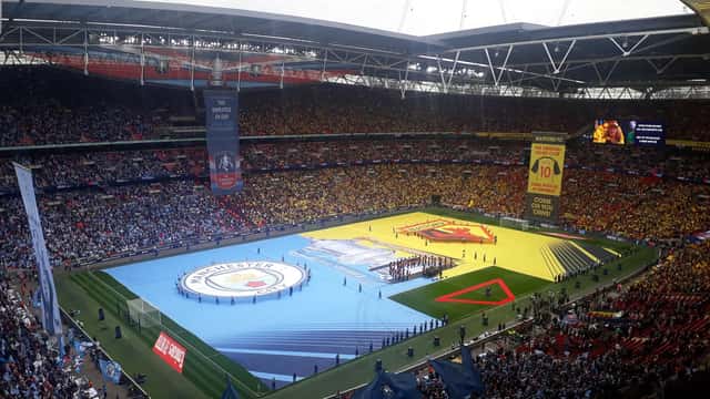 Wembley Stadium under FA Cup-finalen fylld med fotbollsfans i starkt ljus