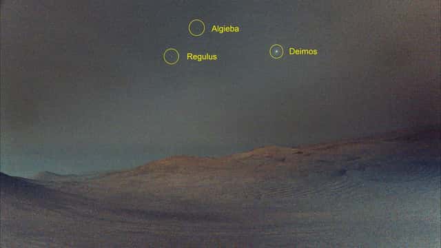 Marte ao amanhecer capturado pelo rover Perseverance da NASA, com a lua Deimos visível no céu marciano antes do nascer do sol