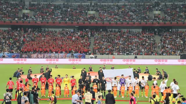 Spillere fra Shenzhen FC stiller opp til kampstart i Kinesisk Superliga, klubben Ole Selnæs representerte