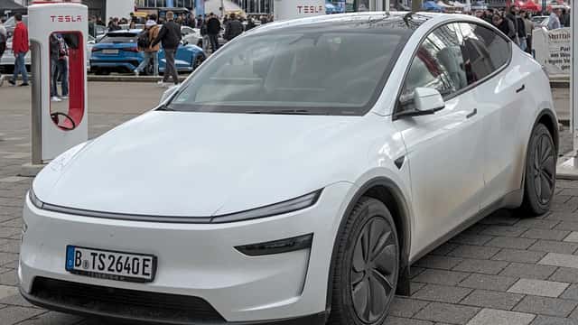 Tesla Model Y 2025 parkerad vid serviceverkstad i Sverige
