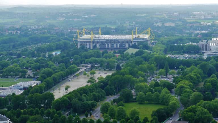 Vista aérea do Signal Iduna Park, estádio do Borussia Dortmund, palco do Supercup 2026 contra o Bayern Munique