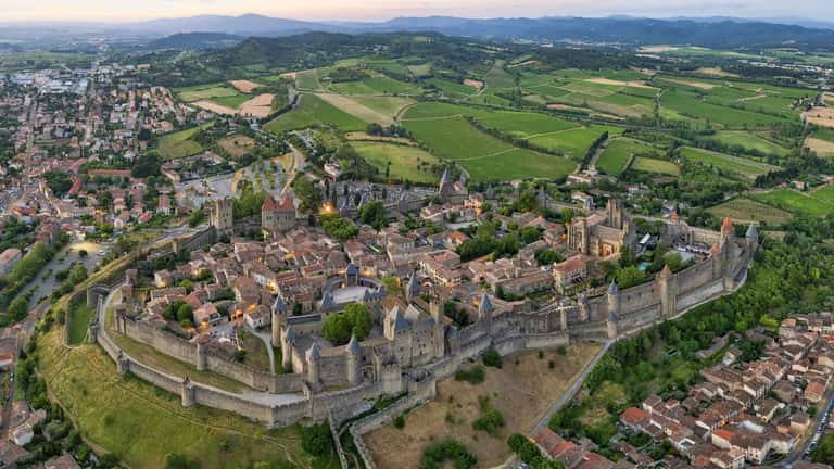 Vue aérienne de Carcassonne et ses remparts dans l'Aude sous un ciel d'été ensoleillé