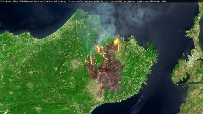 Waldbrand auf einer griechischen Insel aus der Vogelperspektive, Rauch über dem Mittelmeer
