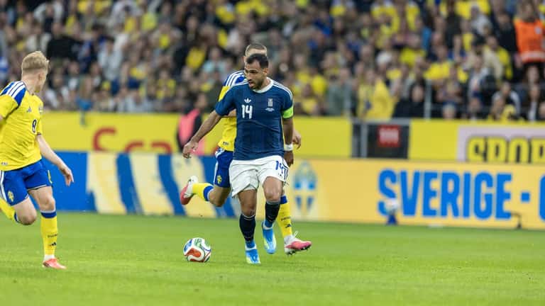 Vangelis Pavlidis em ação pela seleção grega durante o jogo Suécia-Grécia
