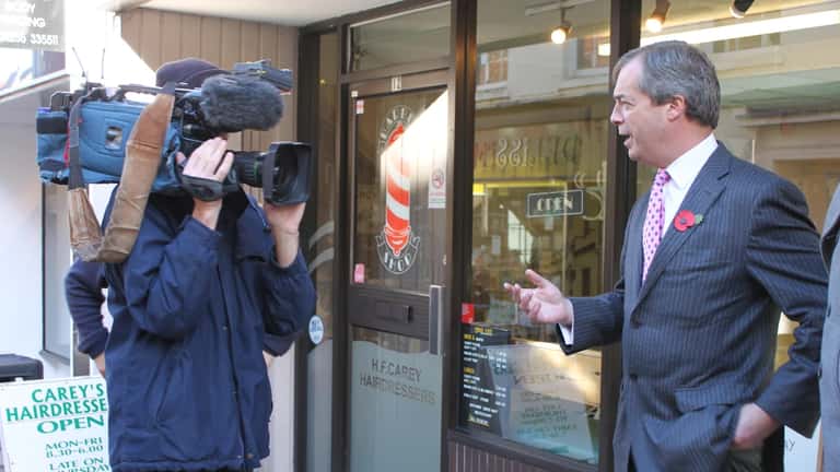 Nigel Farage snakker med media