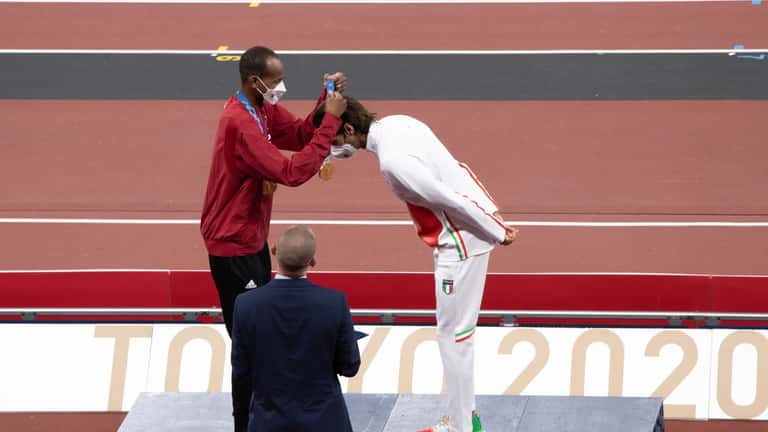Gianmarco Tamberi riceve la medaglia d'oro alle Olimpiadi di Tokyo 2020 con Mutaz Barshim