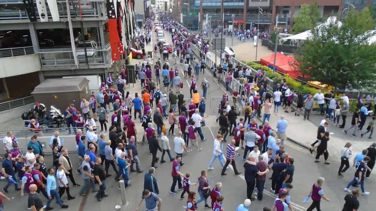 Aston Villa -faneja Wembleyllä jalkapallon fiilistelyssä
